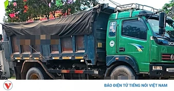 Xe máy điện va chạm với xe tải ở Hà Tĩnh, 2 người tử vong