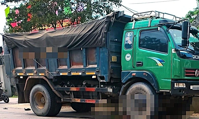 Xe máy điện va chạm với xe tải ở Hà Tĩnh, 2 người tử vong Xe máy điện va chạm với xe tải ở Hà Tĩnh, 2 người tử vong