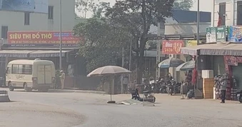 Xe máy điện va chạm xe ô tô phục vụ tang lễ, 1 người tử vong