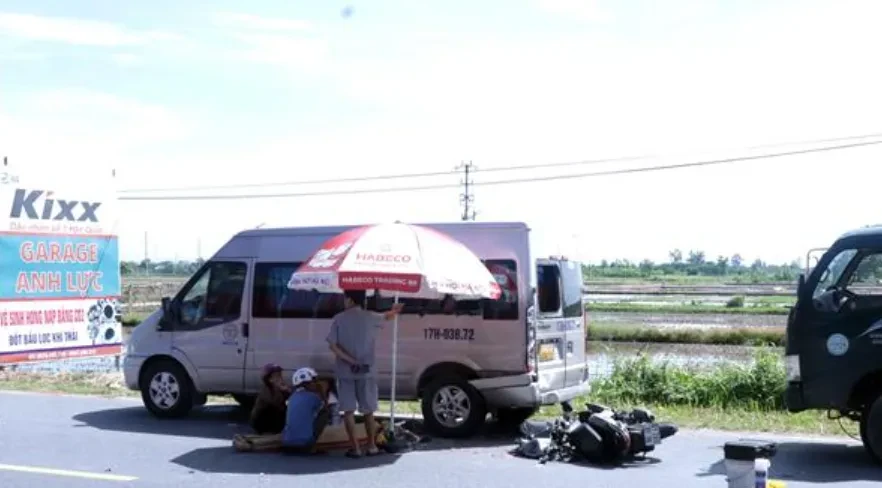 Xe máy lao vào hông xe ô tô 16 chỗ ở Hưng Yên, 2 người tử vong Xe máy lao vào hông xe ô tô 16 chỗ ở Hưng Yên, 2 người tử vong
