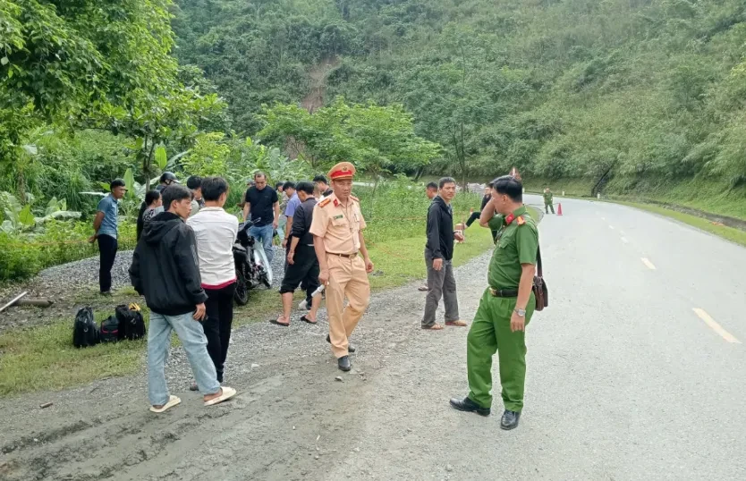 Xe máy lao xuống suối trên Quốc lộ 12 ở Điện Biên, 2 người tử vong Xe máy lao xuống suối trên Quốc lộ 12 ở Điện Biên, 2 người tử vong