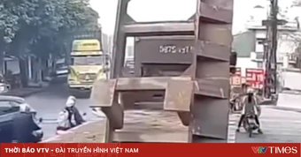 Xe máy lọt điểm mù xe tải tại nút giao, nữ tài xế may mắn thoát nạn