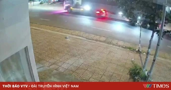 Xe máy tông chó thả rông rồi va chạm xe đầu kéo, 2 người bị thương nặng