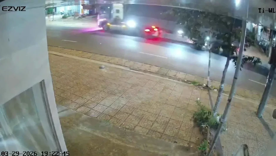 Xe máy tông chó thả rông rồi va chạm xe đầu kéo, 2 người bị thương nặng Xe máy tông chó thả rông rồi va chạm xe đầu kéo, 2 người bị thương nặng