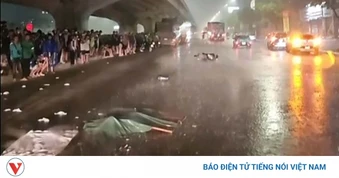 Xe máy va chạm với ô tô trên đường Nguyễn Xiển khiến 1 người tử vong giữa trời mưa