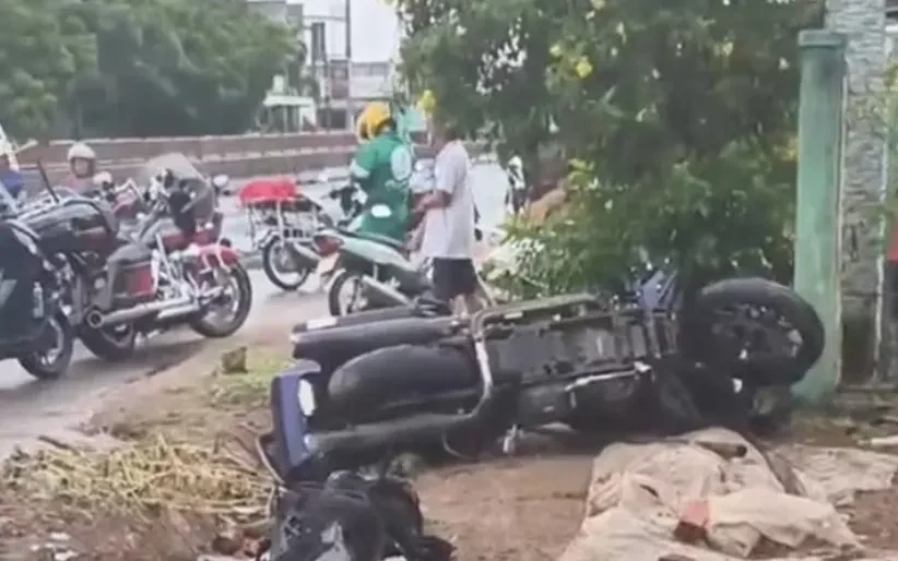 Xe mô tô phân khối lớn gặp nạn khi đi cùng đoàn, 2 cha con thương vong Xe mô tô phân khối lớn gặp nạn khi đi cùng đoàn, 2 cha con thương vong