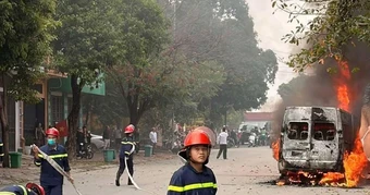 Xe ô tô 16 chỗ đang lưu thông trên phố đông người bất ngờ bốc cháy ngùn ngụt