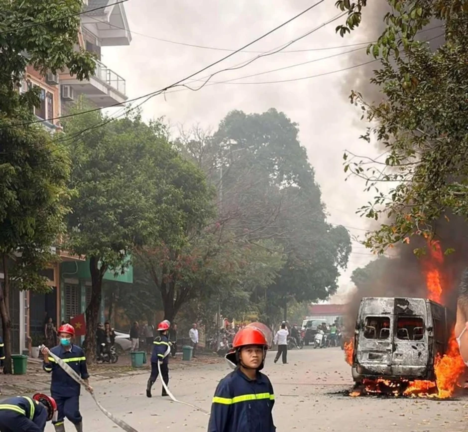 Xe ô tô 16 chỗ đang lưu thông trên phố đông người bất ngờ bốc cháy ngùn ngụt