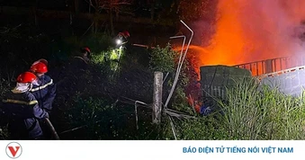 Xe ô tô đầu kéo bốc cháy, tài xế tử vong