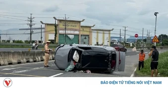Xe ô tô leo dải phân cách lật nghiêng giữa đường ở Lâm Đồng