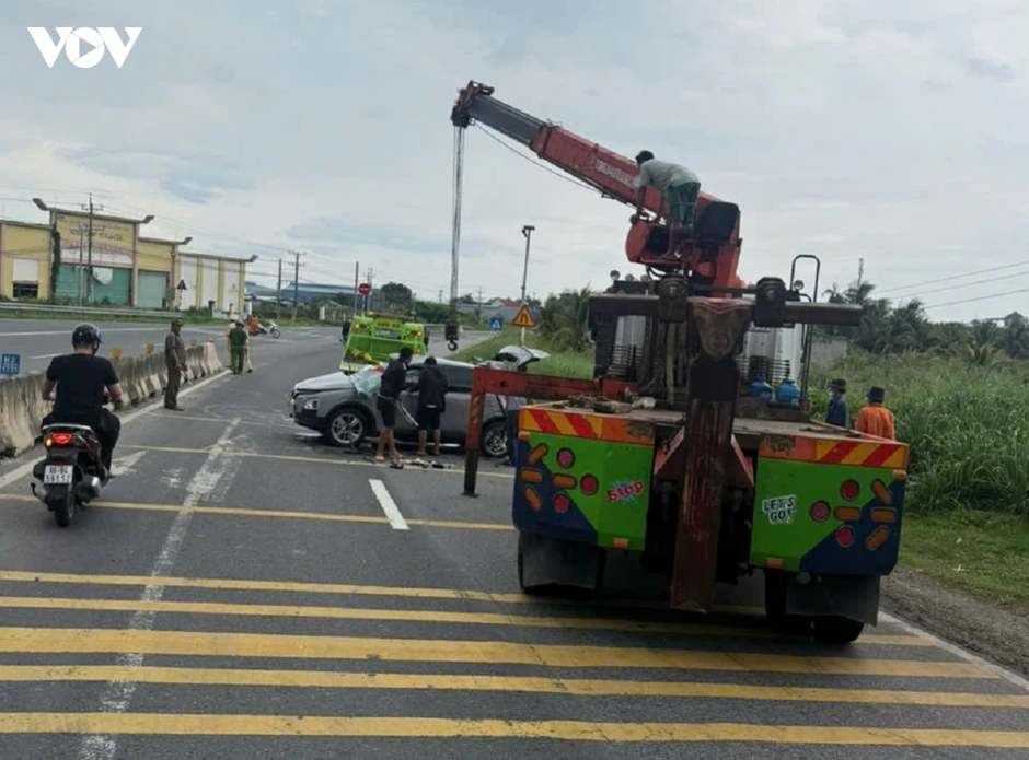 Xe ô tô leo dải phân cách lật nghiêng giữa đường ở Lâm Đồng Xe ô tô leo dải phân cách lật nghiêng giữa đường ở Lâm Đồng