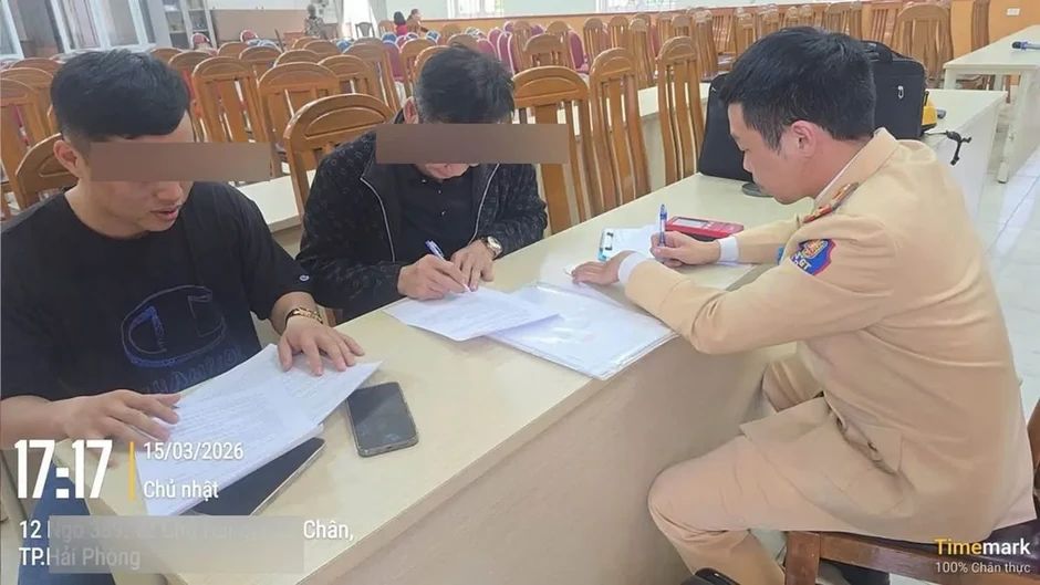 Xe ô tô tông người phụ nữ trên vỉa hè ở Hải Phòng rồi rời khỏi hiện trường Xe ô tô tông người phụ nữ trên vỉa hè ở Hải Phòng rồi rời khỏi hiện trường