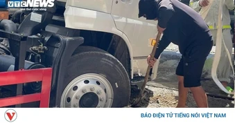 Xe phun nước rửa đường sụt hố trên phố Hà Nội