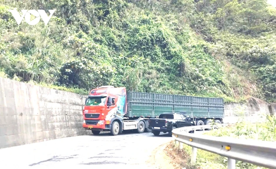 Xe sơ-mi rơ-moóc chỉ được chạy ban đêm, giảm áp lực giao thông trên Quốc lộ 49 Xe sơ-mi rơ-moóc chỉ được chạy ban đêm, giảm áp lực giao thông trên Quốc lộ 49