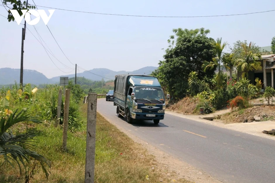 Xe sơ-mi rơ-moóc chỉ được chạy ban đêm, giảm áp lực giao thông trên Quốc lộ 49 Xe sơ-mi rơ-moóc chỉ được chạy ban đêm, giảm áp lực giao thông trên Quốc lộ 49
