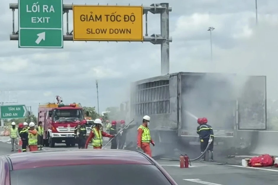 Xe tải bất ngờ bốc cháy dữ dội trên cao tốc, tài xế tự dập lửa bất thành