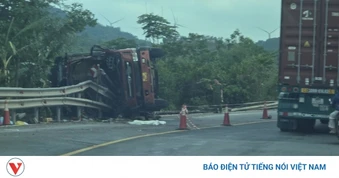 Xe tải bất ngờ mất lái, lật nhào khiến 3 người tử vong trên Quốc lộ 9