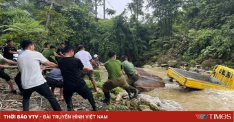 Xe tải bị lũ cuốn mắc kẹt giữa suối, công an và người dân kịp thời giải cứu