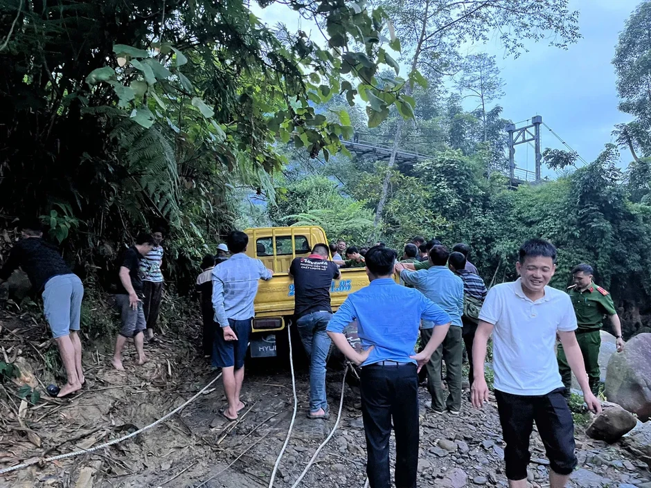 Xe tải bị lũ cuốn mắc kẹt giữa suối, công an và người dân kịp thời giải cứu Xe tải bị lũ cuốn mắc kẹt giữa suối, công an và người dân kịp thời giải cứu