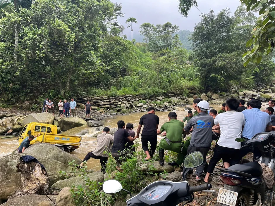 Xe tải bị lũ cuốn mắc kẹt giữa suối, công an và người dân kịp thời giải cứu Xe tải bị lũ cuốn mắc kẹt giữa suối, công an và người dân kịp thời giải cứu