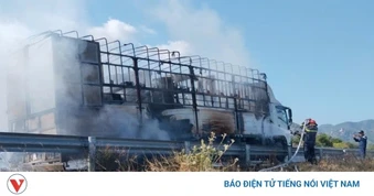 Xe tải bốc cháy, cao tốc Cam Lâm – Vĩnh Hảo ùn ứ kéo dài