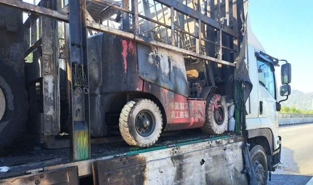 Xe tải bốc cháy, cao tốc Cam Lâm – Vĩnh Hảo ùn ứ kéo dài Xe tải bốc cháy, cao tốc Cam Lâm – Vĩnh Hảo ùn ứ kéo dài