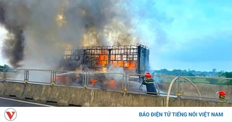 Xe tải bốc cháy dữ dội trên cao tốc Bắc - Nam qua Hà Tĩnh