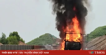 Xe tải bốc cháy trên cao tốc Vạn Ninh - Cam Lộ, ùn tắc kéo dài nhiều km