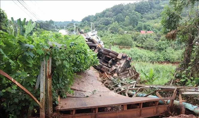 Xe tải cẩu làm sập cầu Đắk Lung: Tạm ngưng lưu thông và cấp nước cho khoảng 50.000 người dân Xe tải cẩu làm sập cầu Đắk Lung: Tạm ngưng lưu thông và cấp nước cho khoảng 50.000 người dân