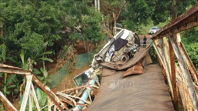 Xe tải cẩu tông sập cầu, hai người may mắn thoát nạn Xe tải cẩu tông sập cầu, hai người may mắn thoát nạn