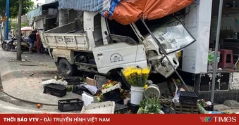 Xe tải chạy ngược chiều, lao lên vỉa hè húc sập sạp trái cây ở TP Hồ Chí Minh