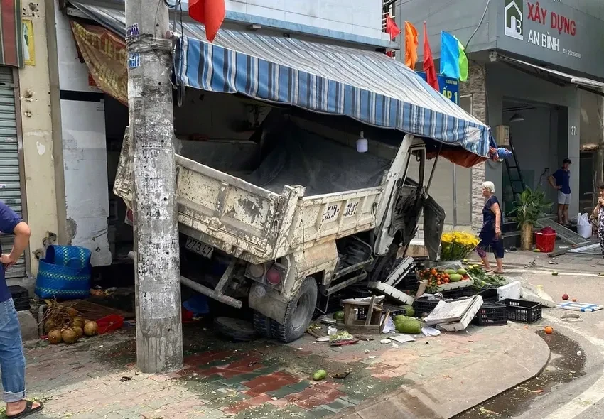 Xe tải chạy ngược chiều, lao lên vỉa hè húc sập sạp trái cây ở TP Hồ Chí Minh