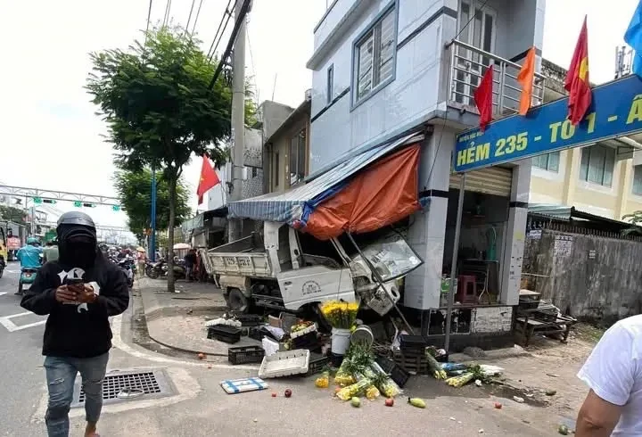 Xe tải chạy ngược chiều, lao lên vỉa hè húc sập sạp trái cây ở TP Hồ Chí Minh