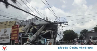 Xe tải chở 12 tấn cà phê tự trôi gây va chạm trên Quốc lộ 20