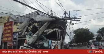 Xe tải chở 12 tấn cà phê tự trôi tông nhiều phương tiện, húc gãy trụ điện