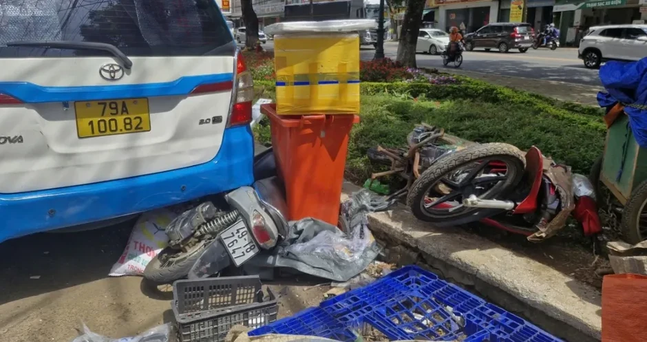 Xe tải chở 12 tấn cà phê tự trôi tông nhiều phương tiện, húc gãy trụ điện Xe tải chở 12 tấn cà phê tự trôi tông nhiều phương tiện, húc gãy trụ điện