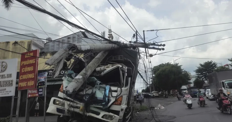 Xe tải chở 12 tấn cà phê tự trôi tông nhiều phương tiện, húc gãy trụ điện Xe tải chở 12 tấn cà phê tự trôi tông nhiều phương tiện, húc gãy trụ điện