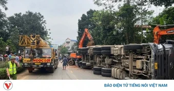 Xe tải chở đất lật đè ô tô con ở xã Lạc Sơn (Phú Thọ), 2 người tử vong