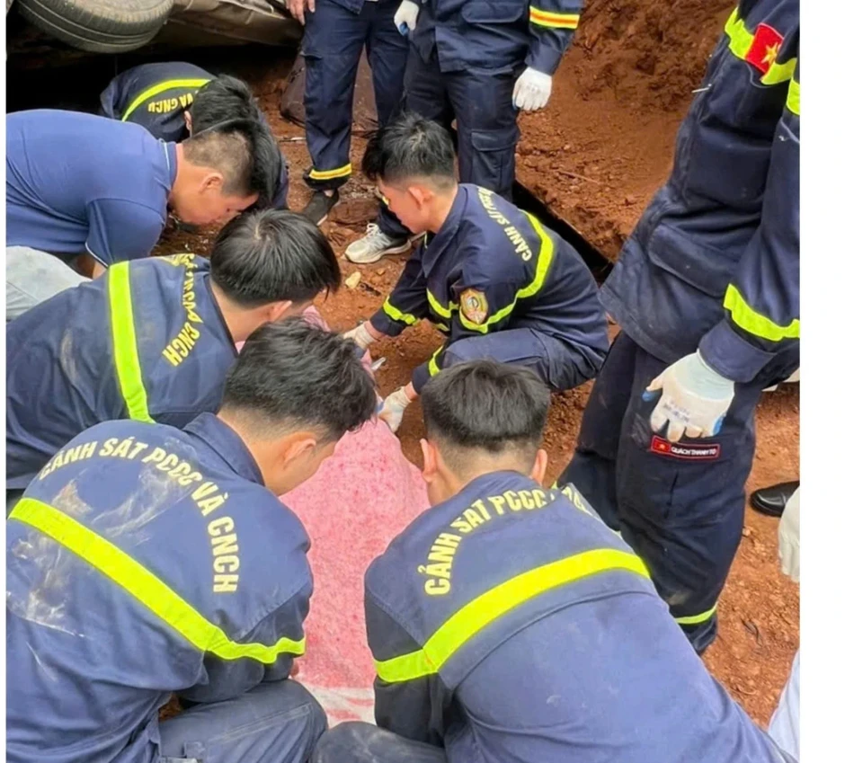Xe tải chở đất lật đè ô tô con ở xã Lạc Sơn (Phú Thọ), 2 người tử vong Xe tải chở đất lật đè ô tô con ở xã Lạc Sơn (Phú Thọ), 2 người tử vong