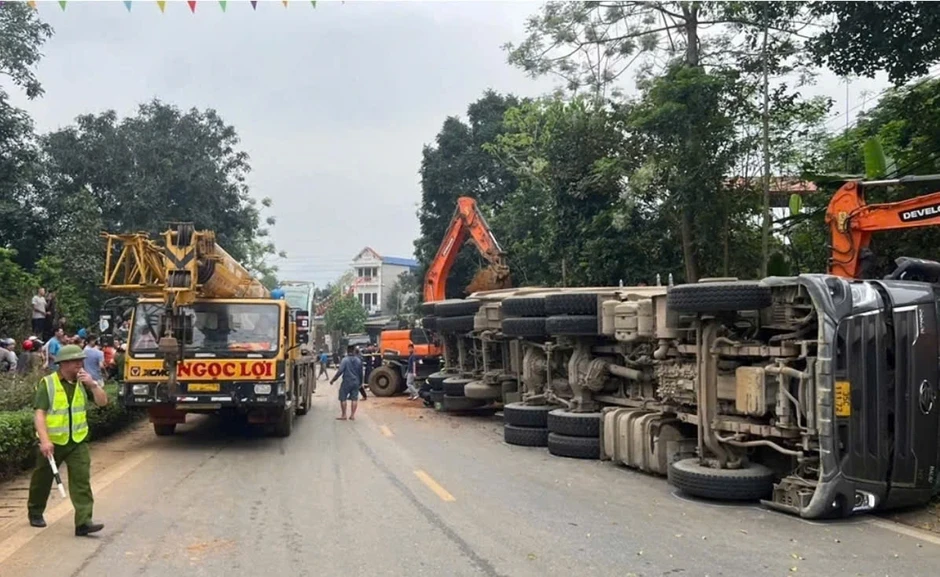Xe tải chở đất lật đè ô tô con ở xã Lạc Sơn (Phú Thọ), 2 người tử vong Xe tải chở đất lật đè ô tô con ở xã Lạc Sơn (Phú Thọ), 2 người tử vong