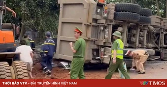 Xe tải chở đất lật đè ô tô con, xe máy, 2 người tử vong