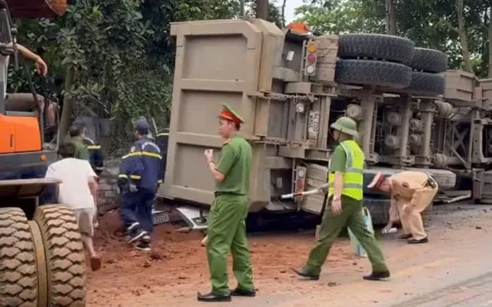 Xe tải chở đất lật đè ô tô con, xe máy, 2 người tử vong Xe tải chở đất lật đè ô tô con, xe máy, 2 người tử vong