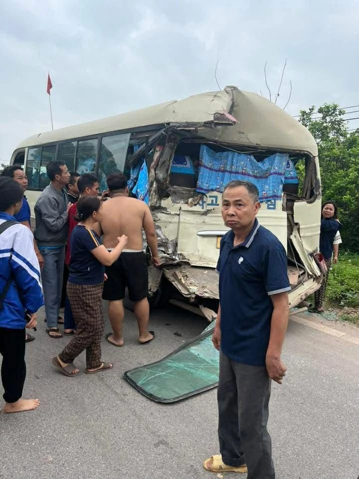 Xe tải chở đất tông nát đuôi xe chở học sinh, nhiều em bị thương: Khoảnh khắc kinh hoàng lúc sáng sớm Xe tải chở đất tông nát đuôi xe chở học sinh, nhiều em bị thương: Khoảnh khắc kinh hoàng lúc sáng sớm