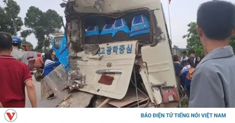 Xe tải chở đất tông nát đuôi xe chở học sinh, nhiều em bị thương