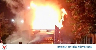 Xe tải chở hàng bốc cháy dữ dội trong đêm ở Nghệ An