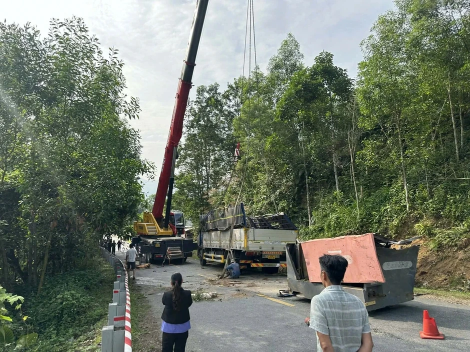 Xe tải gặp nạn khi đổ đèo Vi Ô Lắc trong đêm, 2 người tử vong Xe tải gặp nạn khi đổ đèo Vi Ô Lắc trong đêm, 2 người tử vong