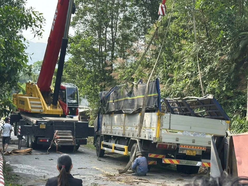 Xe tải gặp nạn khi đổ đèo Vi Ô Lắc trong đêm, 2 người tử vong Xe tải gặp nạn khi đổ đèo Vi Ô Lắc trong đêm, 2 người tử vong