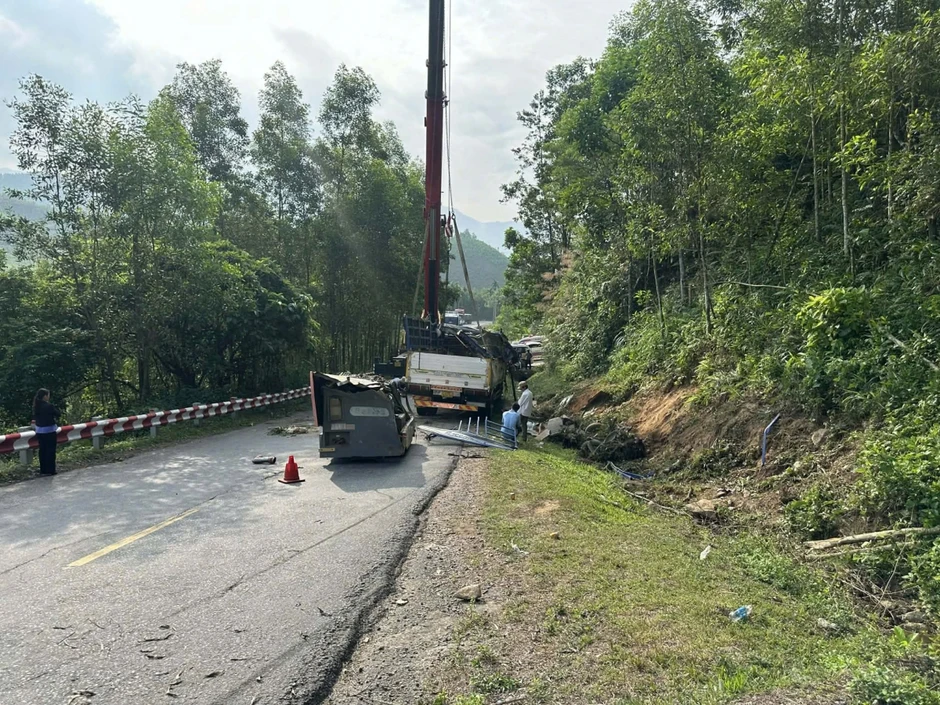 Xe tải gặp nạn khi đổ đèo Vi Ô Lắc trong đêm, 2 người tử vong Xe tải gặp nạn khi đổ đèo Vi Ô Lắc trong đêm, 2 người tử vong