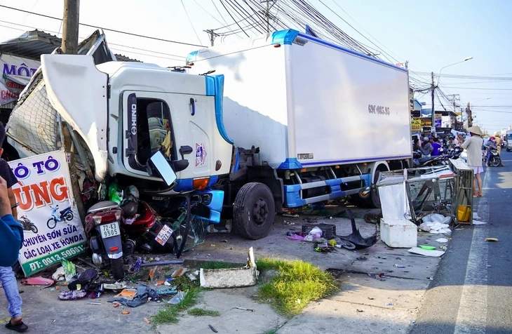 Xe tải mất lái tông liên hoàn nhiều xe máy trên quốc lộ 1, tài xế bất tỉnh Xe tải mất lái tông liên hoàn nhiều xe máy trên quốc lộ 1, tài xế bất tỉnh