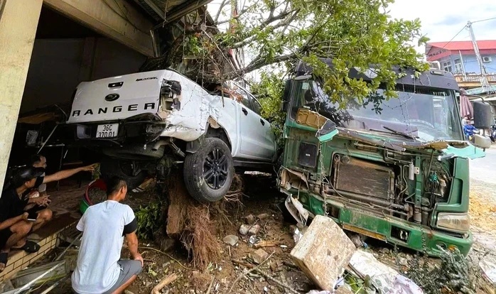 Xe tải mất lái tông trúng ô tô đậu bên đường, bật gốc cây lộc vừng Xe tải mất lái tông trúng ô tô đậu bên đường, bật gốc cây lộc vừng